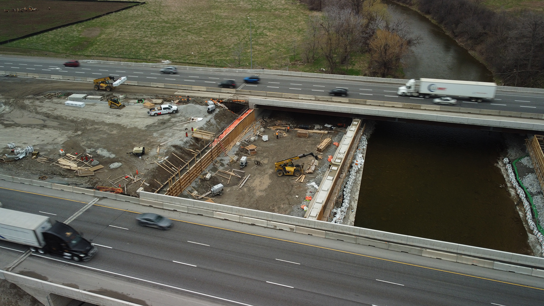 Formation des murs de fondation sécants au pont de la rivière Credit