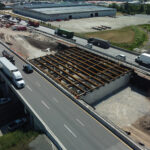 L'installation des poutres au pont ferroviaire du CN est presque terminée.